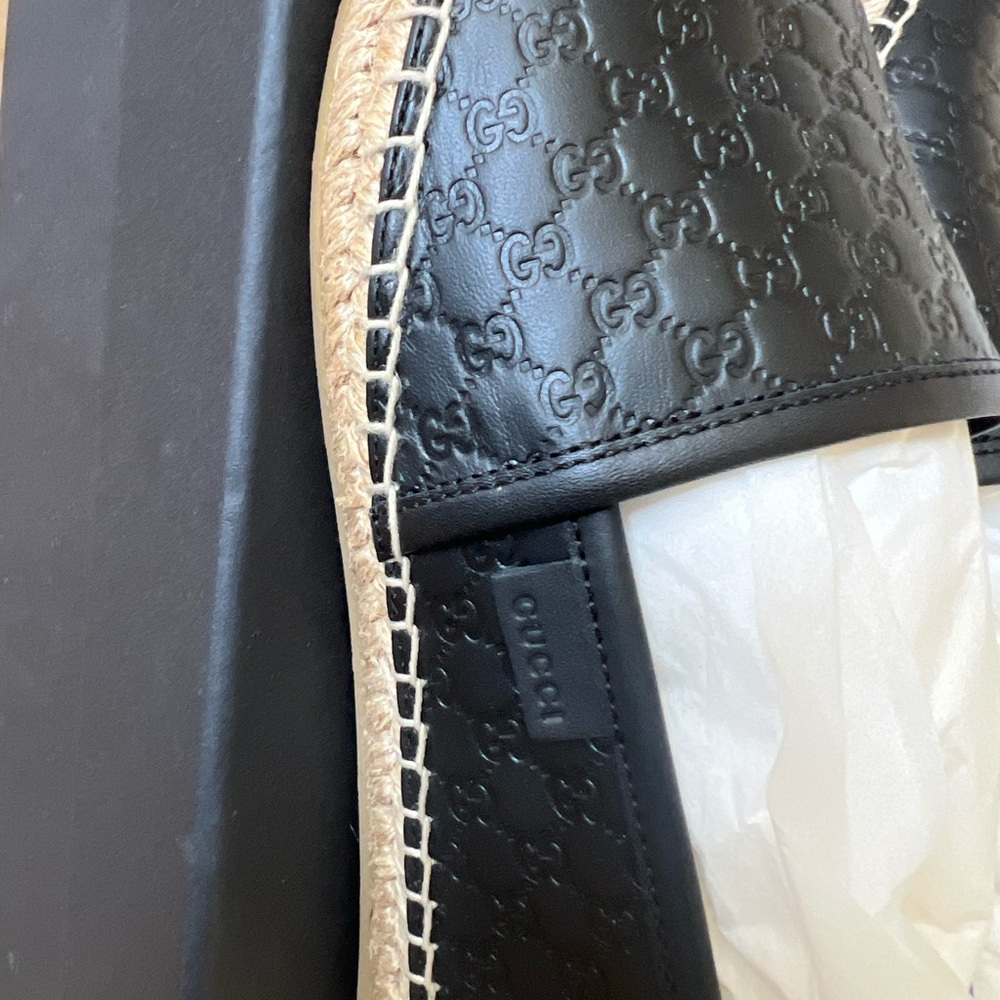 Gucci Black Leather Loafers with Embossed Design - Picture 4 of 8